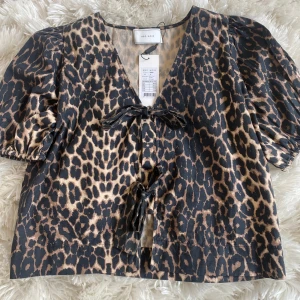 Leopard blus med knytband - Ny blus i leopardmönster med puffärmar och knytband. Stl 36. Jättefin, säljes pga fel storlek. 