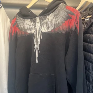 Marcelo burlon - Helt okej skick, passar även m för den sitter stort. Gör även byten