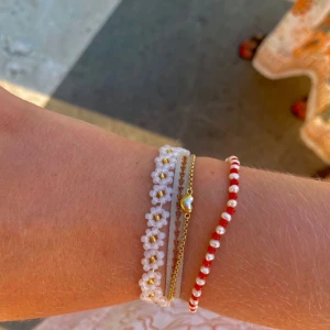 Pärlarmband  - Blommigt: 45kr Rött med pärlor: 35kr Båda för 70kr❤️