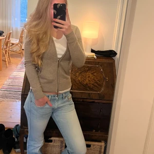Kashmir zip up - Så fin och mysig Kashmir tröja som tyvärr inte passar längre😕. Har små defekter(kom priv för fler bilder) Nypris ligger på 3000-6000kr! Märket Vince😍(pris kan diskuteras)
