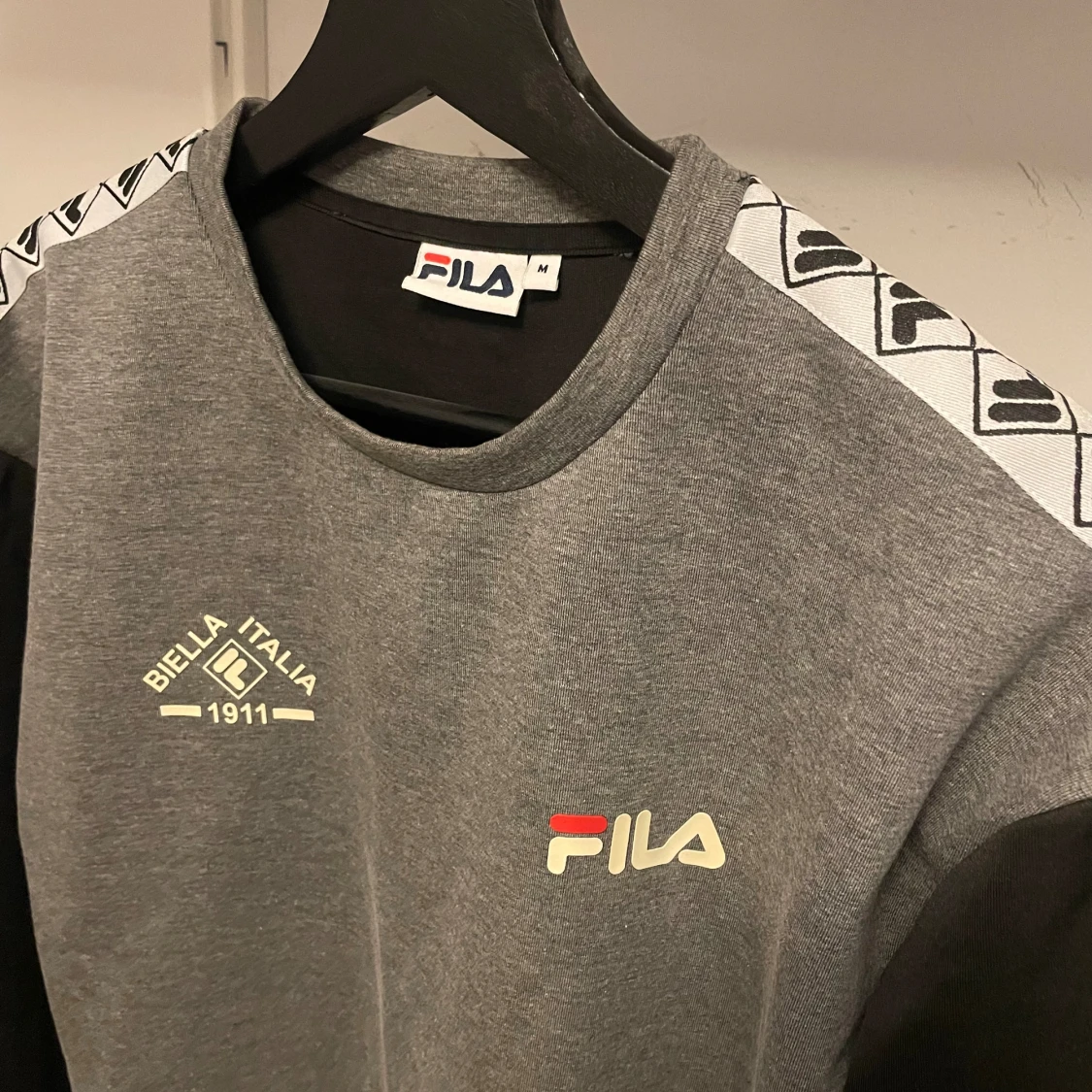 Grå och svart tröja från Fila - 91