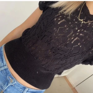 Svart topp - Säljer denna fina topp som tyvärr blivit förliten, storlek M men skulle säga att den mer sitter som S!