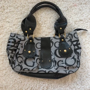 Handväska  - Så snygg handväska, flera fack på insidan. Mått ca 38x20. Köp sker via köp nu;  Jag Postar inom 24. Kvar tills markerad såld 