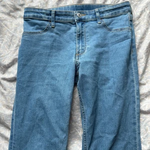 Low waisted jeans i nyskick😍💕 - Flared low waisted jeans ifrån H&M barnavdelning. Strl 170 men skulle kunna användas som XS eller S.💕Midjemått: 35cm x2 Innerbenslängd: 74cm Ytterbenslängd: 99cm. Skriv för fler bilder eller frågor. 