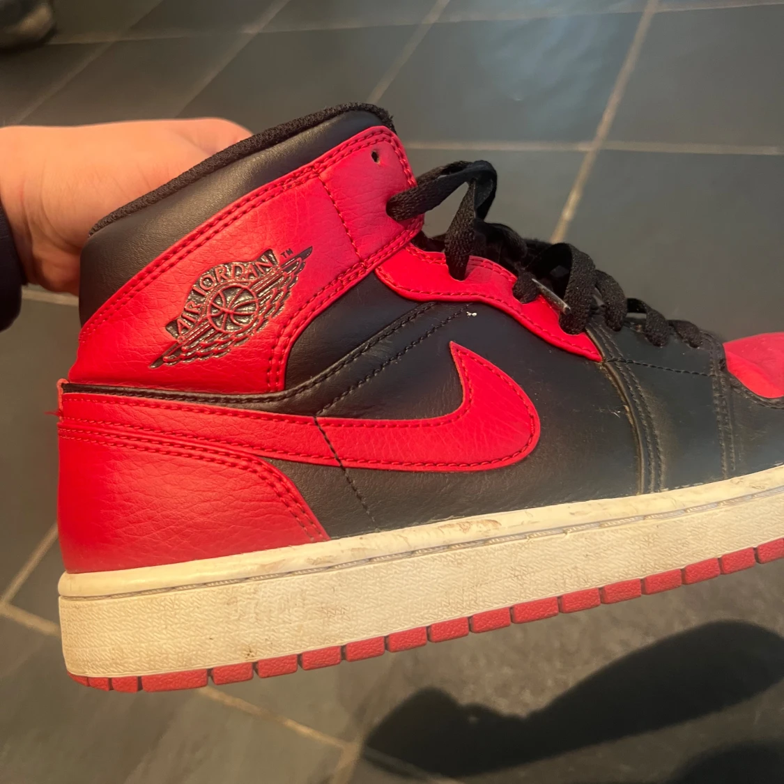 Air Jordan 1 Mid Röda storlek 41 - 90