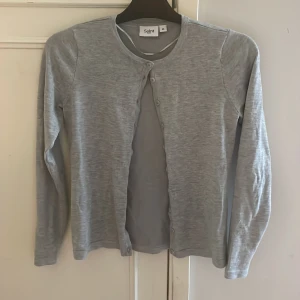 Finstickad kofta - Finstickad grå kofta från saint tropez. Använd 2 gånger. I storlek XS.