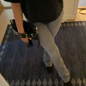 GRÅ JEANS FRÅN ONLY - hej säljer ett par grå jeans från only, dem är för långa för mig jag är 163, köpte dem från plick och är lite slitna nere men inget man tänker på. skriv om du är intresserad🤍