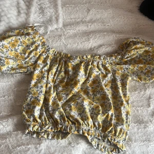 Topp - Söt blommig topp från Gina 💛💛