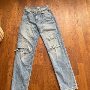 Midwaist jeans  - Midwaist blå ripped jeans från Gina tricot använda 2-3 gång i stolek 36.