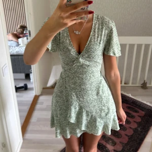 Grön klänning  - Använd 1 gång💓