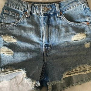 Jeansshorts  - Använd Max 3 ggr så i väldigt fint skick! Kan skicka bilder på vid intresse!