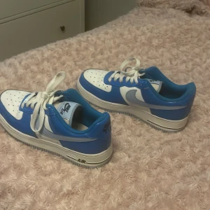 Nike skor  - Bra skick!, fina blåa Nike air forces för billigt pris 