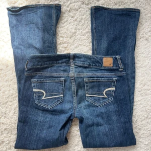 Lågmidjade Bootcut jeans  - Lågmidjade Bootcut jeans från american eagle, i stretch. Står storlek 4 och skulle säga att det motsvarar en S. Innerbenslängd: 76 midjemått: 38x2 + mycket stretch.köp sker via köp nu, postar inom 24h. Kvar tills markerad såld