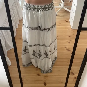 zara kjol - säljer nu min zara kjol eftersom jag inte andvänder den längre! köpt för 699 och säljer för 400! säljs nt längre!💕