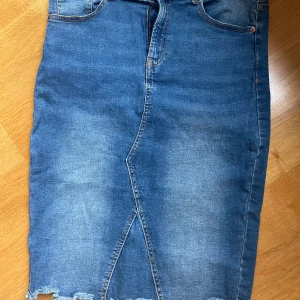 blå jeanskjol - sitter som en 40/L, strechigt material 