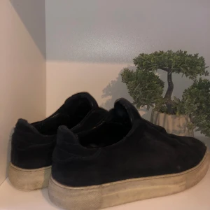 Arigatos 360 Laceless  - Hej! Jag säljer dessa Axel Arigato skor då de är rätt slitna och även för små. Finns några defekter tillexempel där framme på skorna. Skriv gärna vid fundering och priset är inte spikat och klart😀