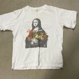 Uniqlo tshirt - Hej säljer denna riktigt snygga uniqlo tshirten i xs 