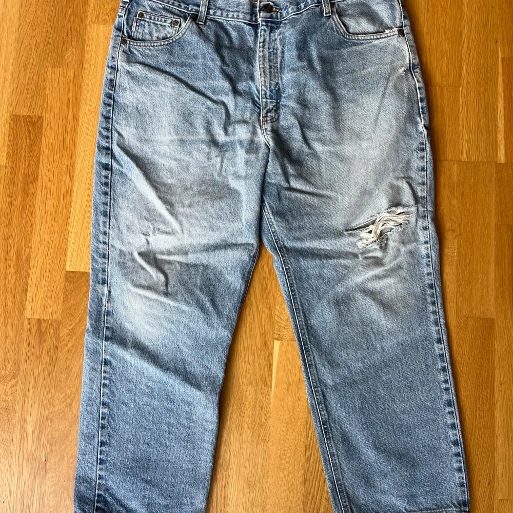 Vintage Carhartt jeans! Ett hål på knät och mindre defekter/tecken på användning finns men i överlag fint ”vintage skick”! :) . Jeans & Byxor.