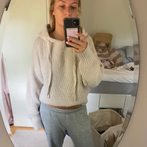 Stickad hoodie - Knappt använd så i jättebra skick. Kliar inte löer sticks alls