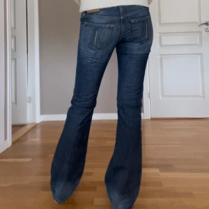 Lågmidjade bootcut jeans - Lågmigjade bootcut/utsvängda jeans från Fornarina i bra skick, måtten: tvärsöver midjan = 36cm Innerbenslängden = 83cm motsvarar S. Jag på bilden är 171cm för referens, det är bara att skriva till mig om ni har någon fråga, använd gärna köp nu🫶🏻 