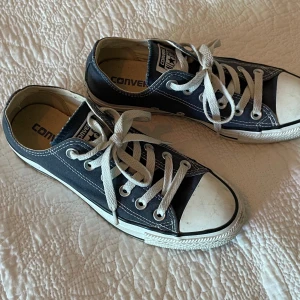 Converce låga blå - Begagnade i bra skick.
