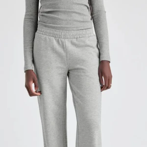 Gråa mjukisbyxor  - Low mjukisbyxor!Jättefina och bara använda en gång. Perfekt/nytt skick! Raka ben,Low waist, Justerbar elastisk midja. Byxorna har fickor. Insidan är mjuk och skön 💗