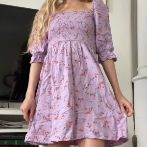 Lila blommig klänning från New Look - Söt sommarklänning med små orange blom-mönster!  I mycket bra skick, endast använd ett fåtal gånger! 
