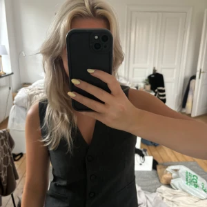 kostym skjort väst - Västen har ej använts, fixk i present men inte riktigt min stil❤️