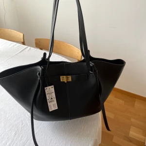 Svart väska från Gina Tricot - Säljer denna slutsålda virala svarta väska från Gina i PU-läder, oanvänd med prislapp kvar! ✨Säljer för 350kr, köpare betalar frakt. Nypris 499kr 💗