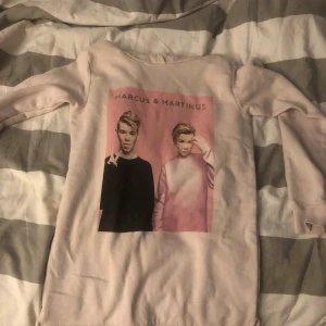 Marcus och martinus hoodie - Det är en hoodie, hoddien den är tunn och de e två killar❣️