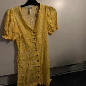 Klänning från hm - Super fin klänning från HM i st 36 (s) aldrig använd!!