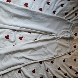 Vita låga mjukisbyxor  - Vita lågmidjade mjukisar ifrån lager 157. För korta för mig men annars snygga. Storlek S men passar även mindre. Skriv vid frågor eller funderingar. Kan ta fler bilder.