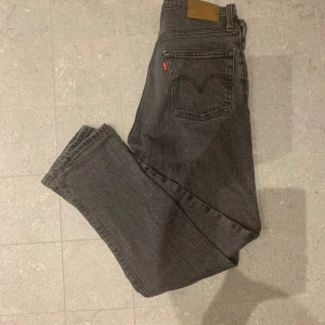 Levis 501 - Storlek:27/28 passar dig som är runt 160/165! Nypris: 1000 mitt pris:150