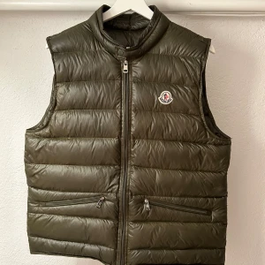 Moncler Gui Gilet Grön - Mörk grön Moncler Gui Gilet, Bra skick men använd. Storlek 3/L