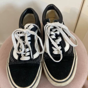 Vans skor  - Säljer dessa svarta vans skor i storlek 35 med platå. Säljer pga kommer inte till användning. Bra skick. Inga defekter, förutom att sulan är lite smutsig men det går att skrubba bort! Skriv privat för flera bilder 💕