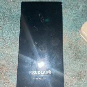 Eyeshadow palettes - 3 Eyeshadowpalettes som jag har bara testat med sminkborstem några gånger. Säljer första bilden för 60kr! Säljer tredje bilden lillan för 50kr och beige för 40kr! Använder inte eyeshadow så det därför jag säljer! Dm mej om du är intresserad! 😊