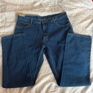 Marinblåa Chief Jackson jeans W38 L34 - Topp kvalitet!! HELT NYA OCH OANVÄNDA. Lappen sitter på. Straight fit