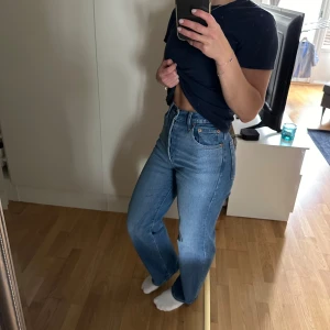 Levis ribcage straight - Högmidjade jeans från Levi’s och deras serie ribcage straight. Helt nya!! Aldrig använda pga något tighta i midjan. Storlek 25/30. Nypris 1200