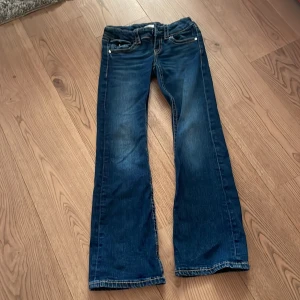 Jeans från Gina Tricot  - Mörk blå jeans från Gina Tricot som är lowwaist och bootcut.