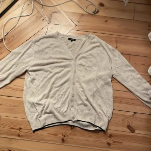 Cardigan från blount&pool - Skitnajs vit/beige cardigan med boxig fit. Passar mig som har M vanligtvis, men står XL på lappen(kan vara värt att veta)  Skriv vid frågor 