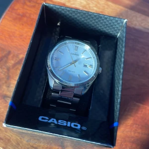 CASIO klocka herr 39mm - Kvitto och extra delar finns sprillans ny låda existerar utan repor perfekt för sommaren 