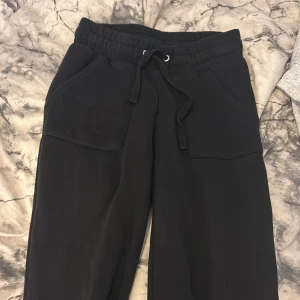 Mjukisbyxor - Säljer lager 157 mjukis, storlek xs. Då dom blivit försmå för mej så tänkte prova att lägga upp dom här. Dom är som nya inga märken alls, jag är 164 och dom är lite för korta för mej 