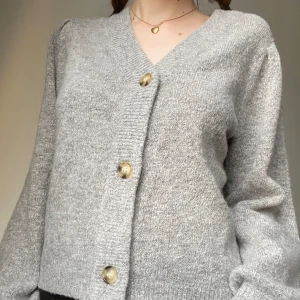 Stickad kofta - Stickad grå kofta från .OBJECT✨ bra skick och så mysigt och behagligt material! Storlek XS men passar S bra också, jag är storlek 34/36