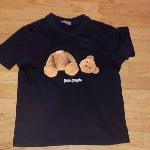 Palm angels tröja - Snygg palm angels tröja den är den gamla versionen are inga hål men tagen i den gick sönder så min farsa sydde den på. Man kan ändra pris
