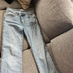 Blåa lager 157 jeans - Använda i vintras där av slitet får de nuddar backen, annars använda fåtal gånger👍 Kan gå ner i pris nypris:400kr