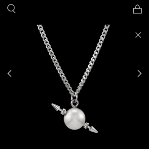 Maria Nilsdotter halsband - Säljer eftersom att jag mest andvänder guld och det kommer inte till stor andvändning. Ny skick och inga tecken på andvändning. Ge pris förslag, Nypris 2995 kr! 