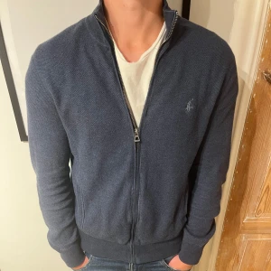 Ralph Lauren fullzip - Snygg fullzip från Ralph Lauren. Sitter lite avslappnat på modellen som är 174 cm. 
