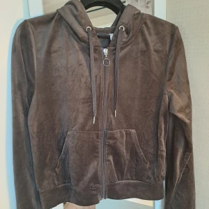 Brun zip-up  - En gosig brun zip-up som inte kommer till användning. Köpte matchande byxor men tröjan kommer inte till användning. Aldrig använd, nyskick.🩷🩷 Svårt att få rätt färg på bilden, men en klassisk brun färg skulle jag säga att tröjan har. 