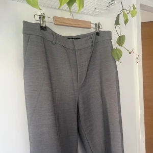 Grå kostymbyxor  - Gråa kostymbyxor från Gina Tricot! Jättesnygga men byxorna är tyvärr några cm för långa på mig som är 167 cm 🤍