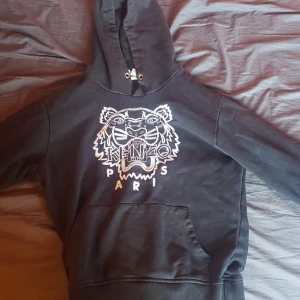 Svart kenzo hoodie - Den är helt okej skick fick den för ett år sedan men den har tagits väl hand om, storlek XL men passar mig som är small